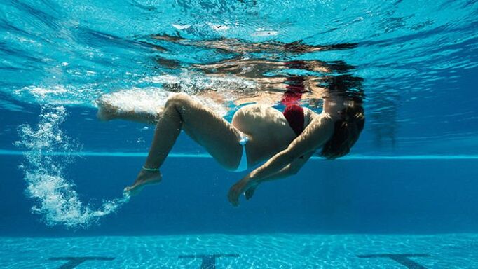 A natación é un método para previr e tratar as varices durante o embarazo